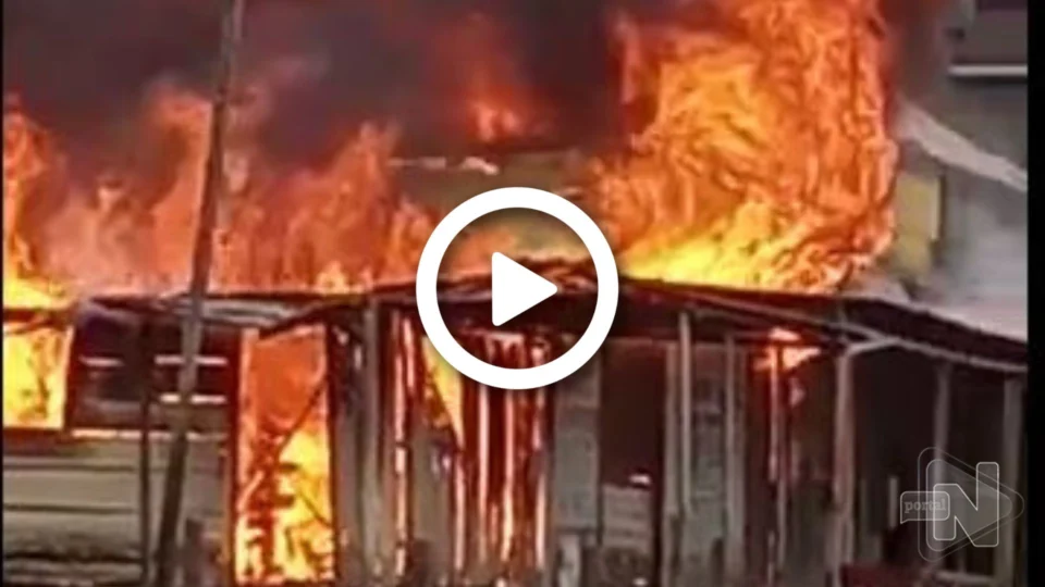 VÍDEO: incêndio destrói casa e deixa família desabrigada no Centro de Manacapuru-AM
