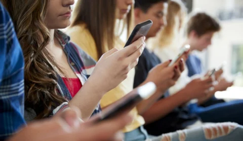 Uso excessivo de redes sociais pode causar intoxicação social, alerta especialista