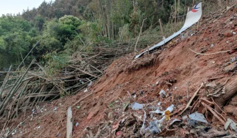 Equipes fazem busca de vítimas e gravadores de voo após primeira queda de avião em 12 anos na China
