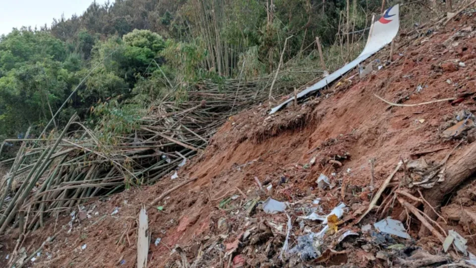 Equipes fazem busca de vítimas e gravadores de voo após primeira queda de avião em 12 anos na China