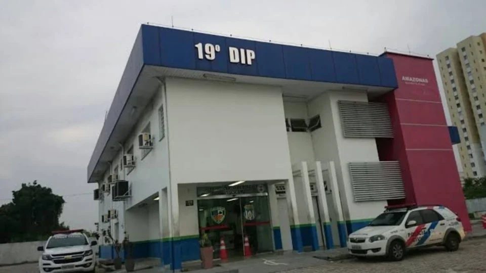 Ex-funcionários de loja são presos suspeitos de roubarem mercadorias do estabelecimento comercial em Manaus