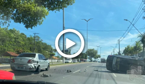 VÍDEO: carro capota após acidente na Torquato Tapajós, em Manaus