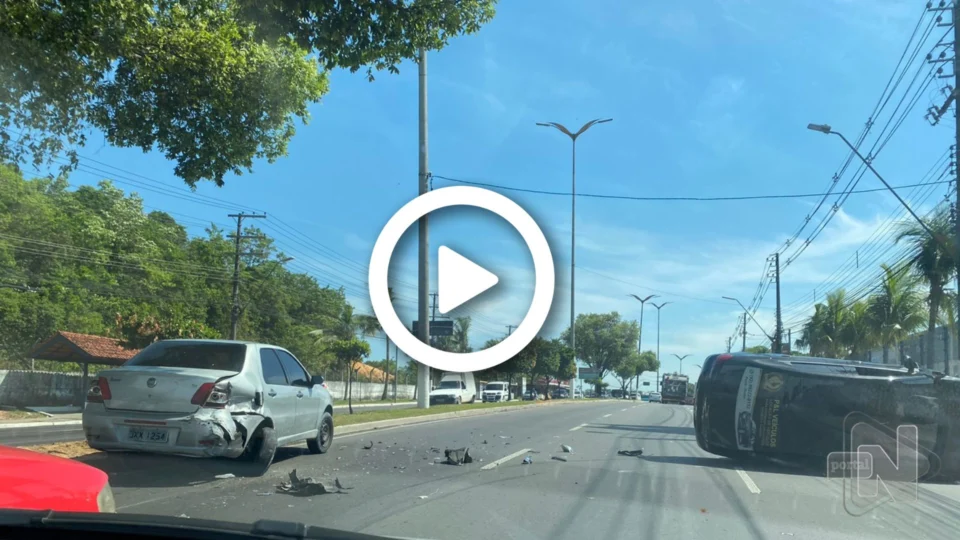 VÍDEO: carro capota após acidente na Torquato Tapajós, em Manaus