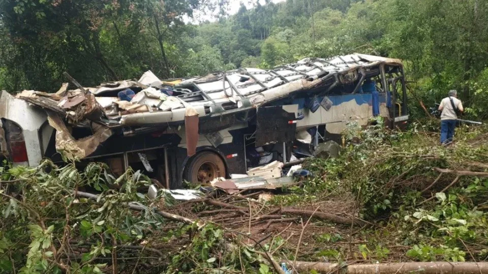 Ônibus cai em ribanceira e deixa 11 mortos e 20 feridos no Paraná