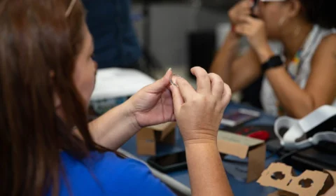Em Manaus, professores de Cmei aprendem a fabricar óculos de realidade virtual