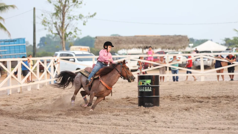 Cavaleiros e amazonas duelam em provas equestres na Expoagro, em Manaus