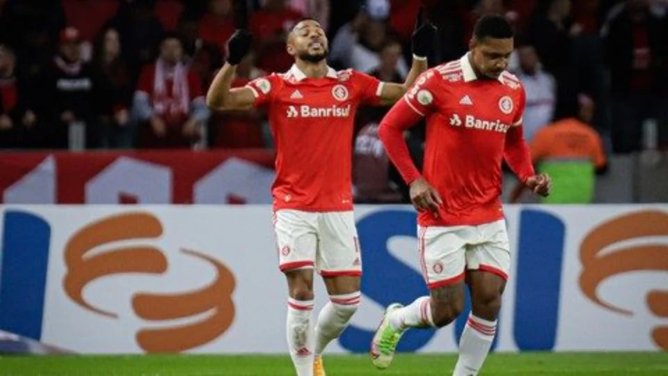 Na estreia de Dorival Júnior, Fla perde de 3 a 1 para Inter no Brasileirão e flerta com zona de rebaixamento