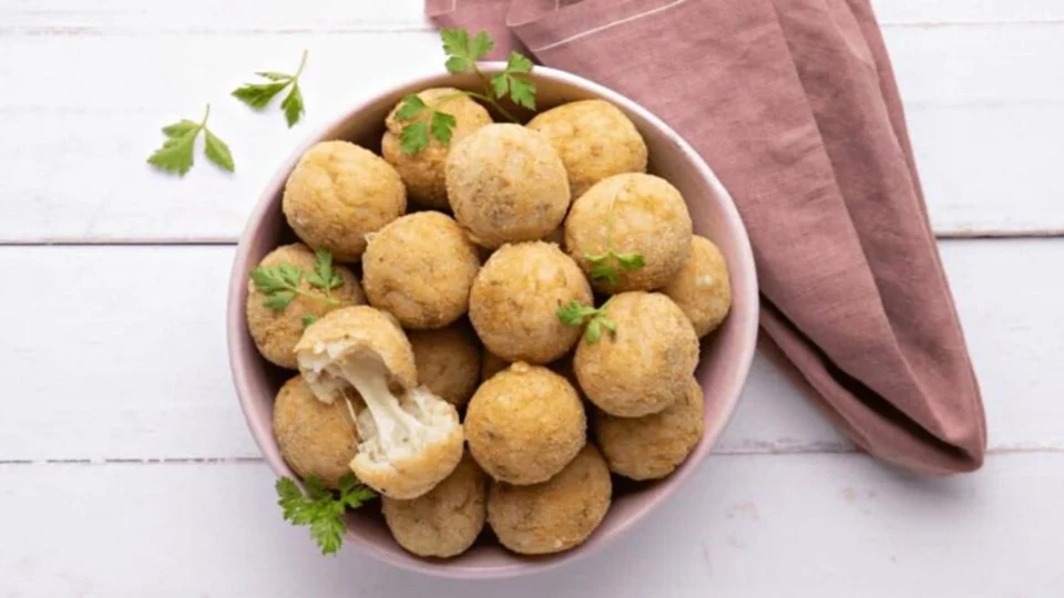 RECEITA FÁCIL: aprenda a fazer bolinho de arroz com queijo