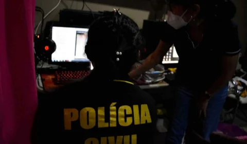 Homem de 26 anos é preso suspeito de compartilhar e armazenar pornografia infantil, em Manaus