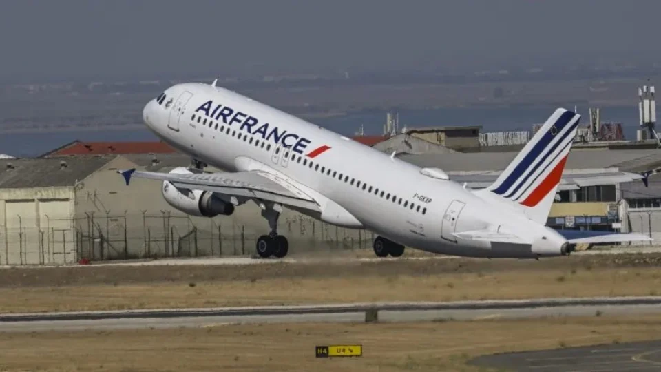 Pilotos são suspensos após brigarem durante voo na França