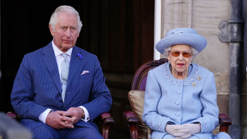 Rainha Elizabeth II preocupa médicos, e príncipes Charles e William são convocados ao Castelo de Balmoral