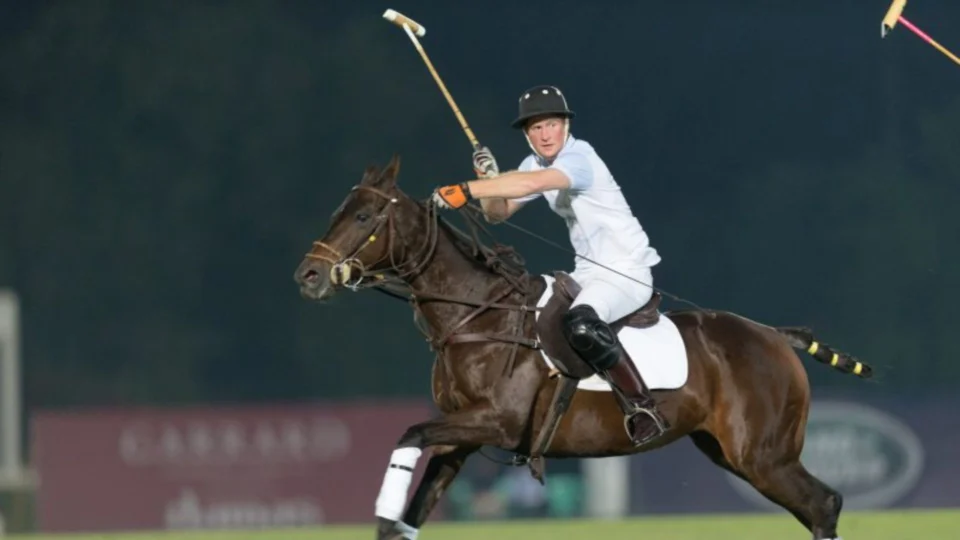 Príncipe Harry cai do cavalo durante partida de polo nos EUA