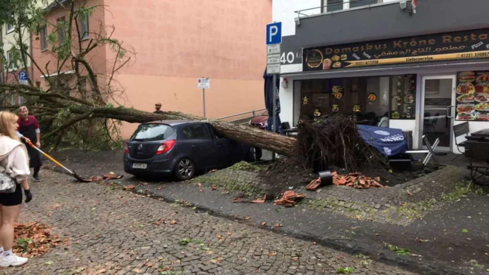 Tornado mata uma pessoa e deixa outras 40 feridas, na Alemanha