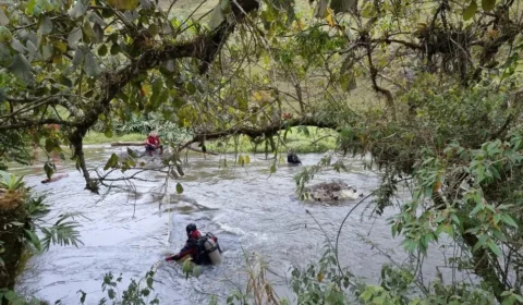 Bombeiros de SC retomam buscas por mãe de menina encontrada morta dentro de carro submerso em rio