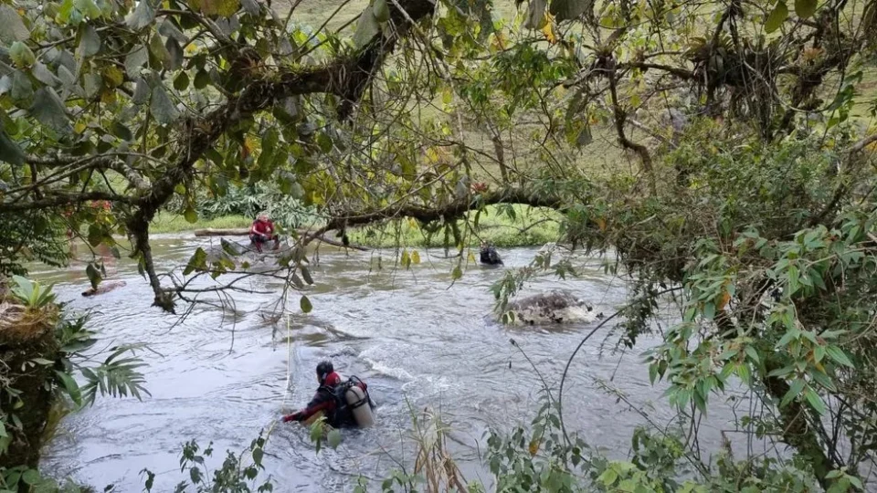 Bombeiros de SC retomam buscas por mãe de menina encontrada morta dentro de carro submerso em rio