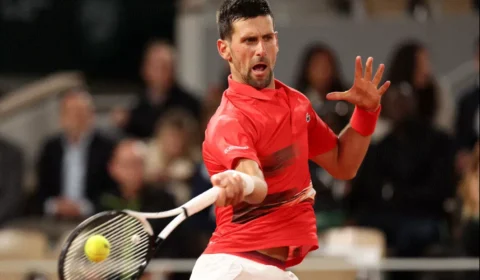 Sérvio Novak Djokovic massacra japonês durante estreia em Roland Garros nesta segunda, 23
