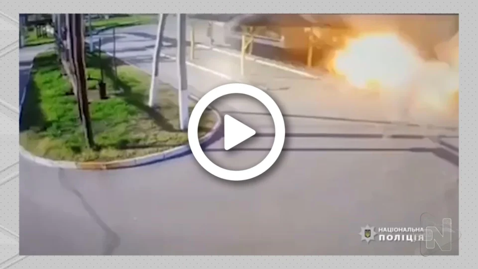 VÍDEO: dez pessoas morrem e vinte ficam feridas após bombardeio russo atingir ponto de ônibus na Ucrânia