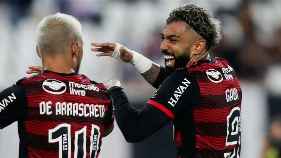 Gabigol e Arrascaeta são denunciados pelo STJD por lances ‘agressivos’ no jogo de ida das quartas da Copa do Brasil contra Athletico/PR