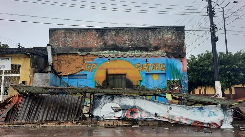 Marquise de prédio desaba durante forte chuva no Centro de Maués, no Amazonas