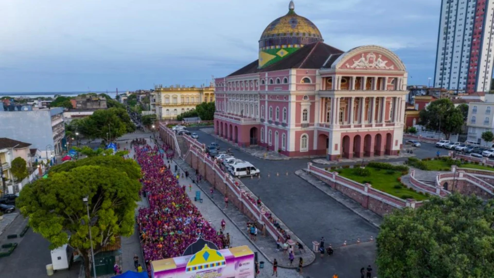 Atletas correm 7 km em comemoração aos 125 anos do Teatro Amazonas