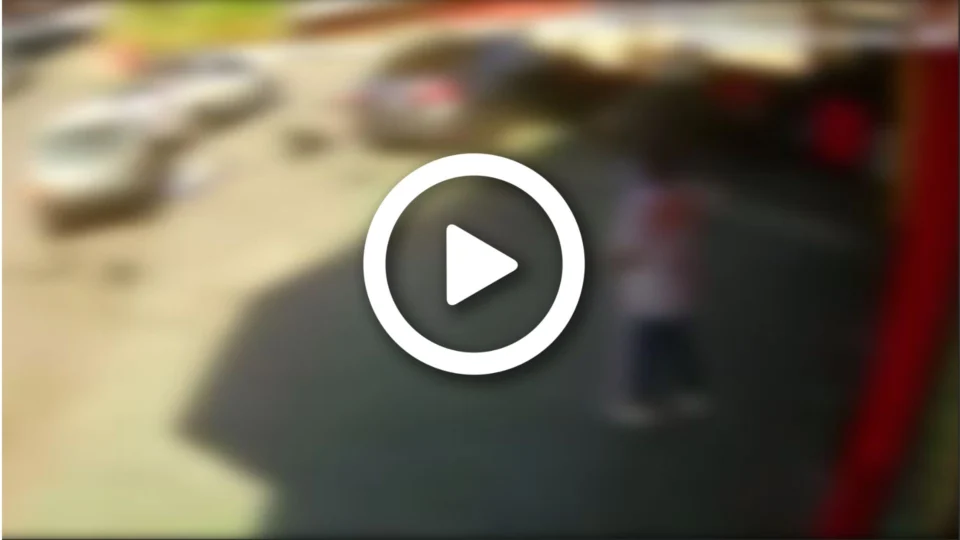 VÍDEO: idosa perde controle de veículo e atropela três pessoas na calçada em Belo Horizonte