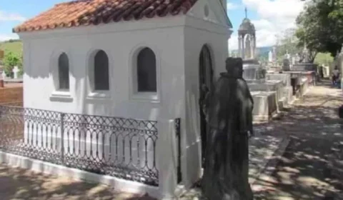 Jovem é investigada por furtar cruzes e ossos de cemitérios para fazer postagem nas redes sociais, em Minas Gerais