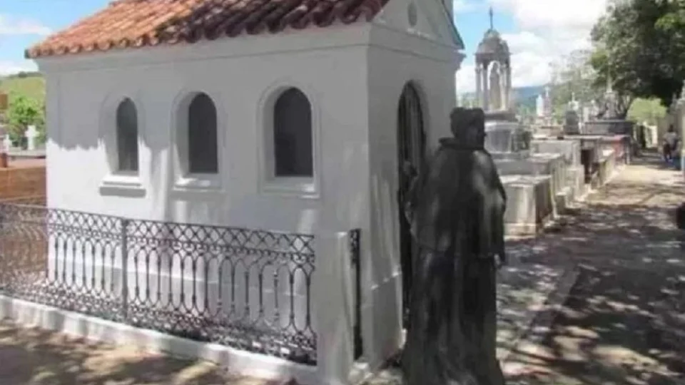 Jovem é investigada por furtar cruzes e ossos de cemitérios para fazer postagem nas redes sociais, em Minas Gerais