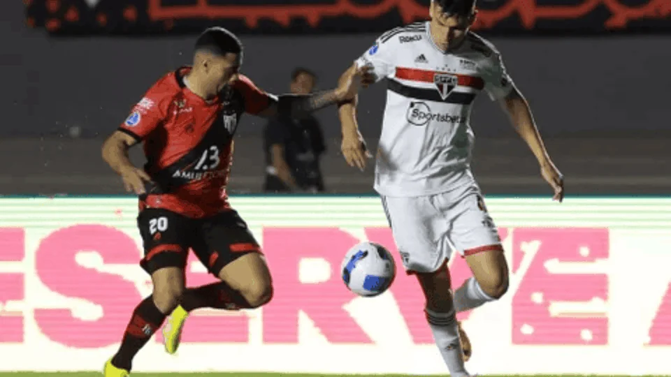 São Paulo perde para Atlético/GO por 3 a 1 e se complica na Sul-Americana