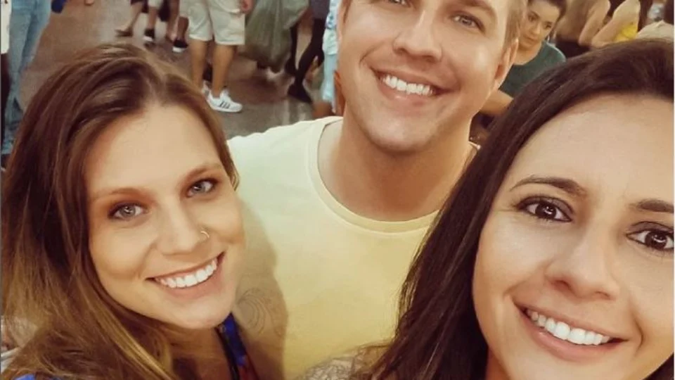 No Paraná, trisal espera bebê e fala da experiência em rede social: ‘Somos uma família normal, com muito amor’