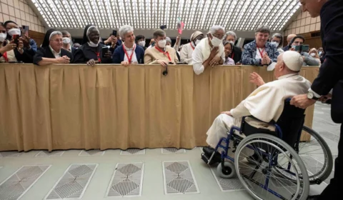 Com dores no joelho, Papa usa cadeira de rodas em público pela 1ª vez