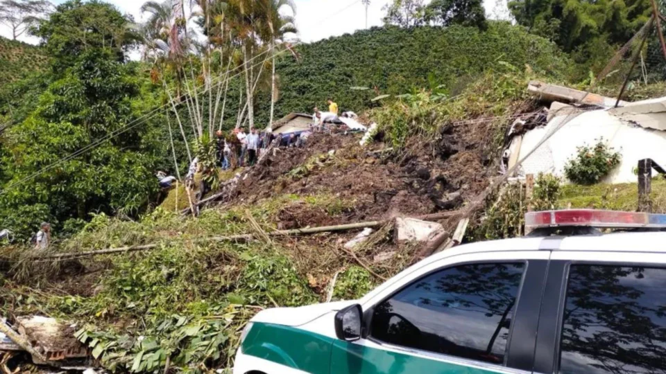 Deslizamento de terra mata três crianças em escola, na Colômbia