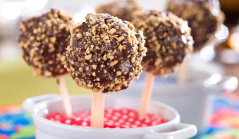 RECEITA FÁCIL: aprenda a fazer maçã do amor de pipoca