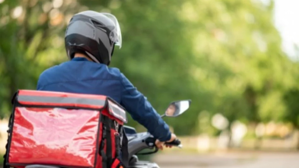 Profissionais de aplicativos podem ter serviços regulamentados ainda este ano, afirma ministério