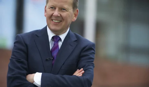 Antes de morrer vítima de câncer de próstata, radialista encoraja homens a fazerem teste, no Reino Unido