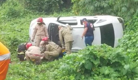 VÍDEO: carro capota na BR 174 próximo ao município de Presidente Figueiredo-AM