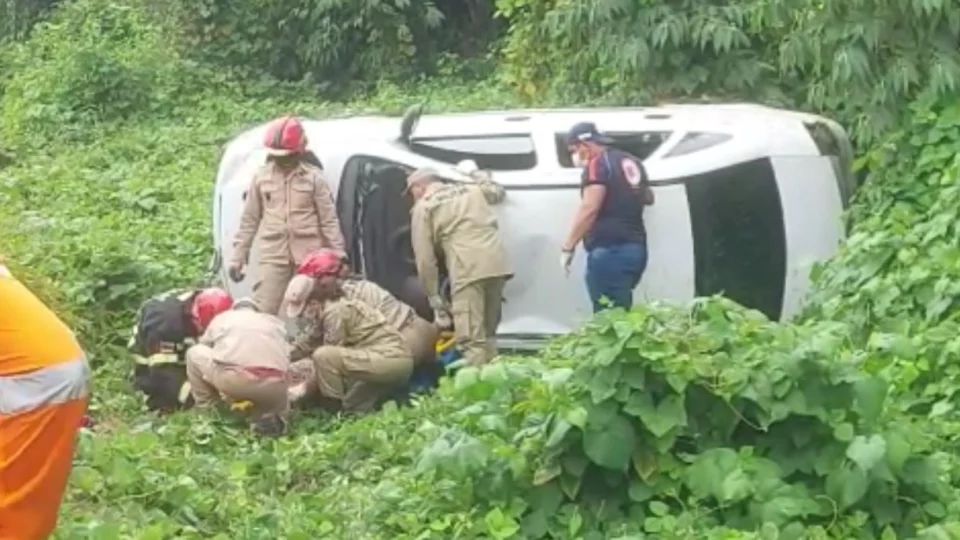 VÍDEO: carro capota na BR 174 próximo ao município de Presidente Figueiredo-AM