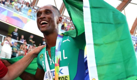 Alison dos Santos é campeão mundial dos 400 metros com barreiras