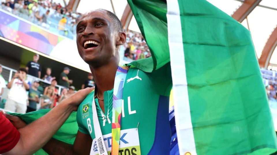 Alison dos Santos é campeão mundial dos 400 metros com barreiras