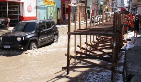 Cheia do Rio Negro começa a invadir ruas do Centro de Manaus