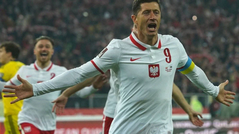Liderada por Lewandowski, Polônia bate Suécia por 2 a 0 e garante vaga na Copa do Mundo no Catar
