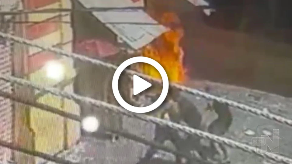 VÍDEO: veja momento em que homem ateia fogo em loteria de mercado e deixa 4 pessoas em estado grave, em Manaus