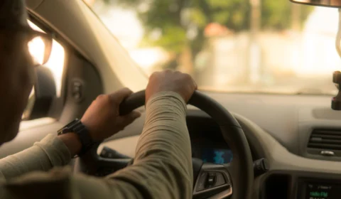 Pai não vê bebê atrás de carro e atropela filha ao dar ré em Rondônia