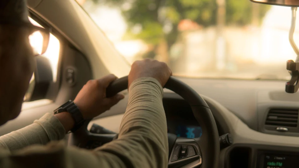 Pai não vê bebê atrás de carro e atropela filha ao dar ré em Rondônia