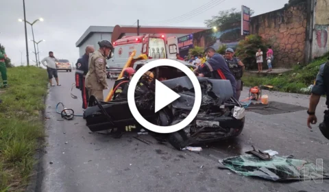 VÍDEO: acidente grave deixa casal preso às ferragens em Manaus