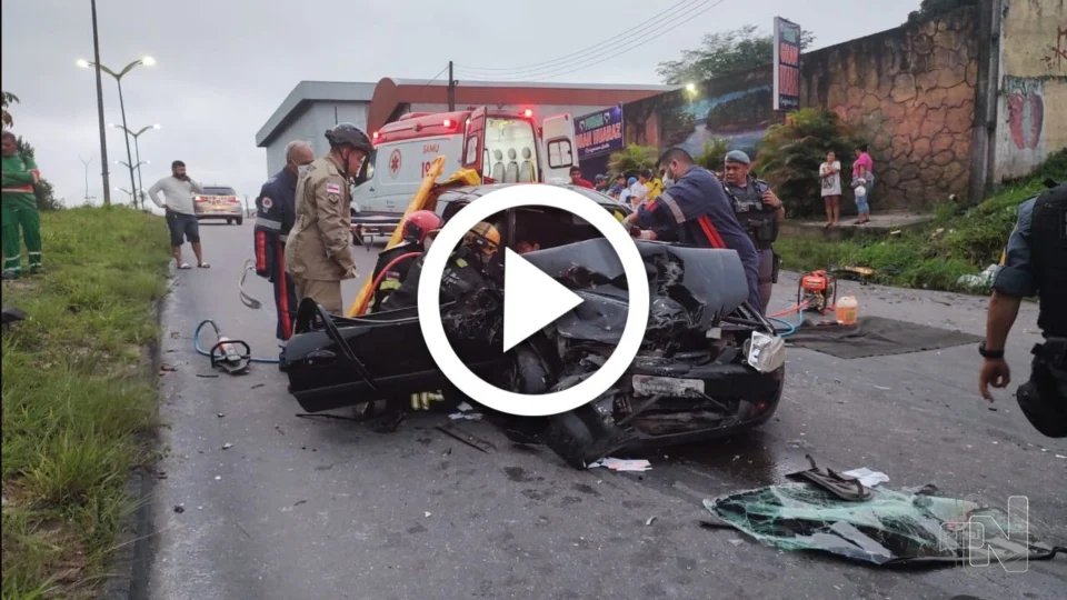 VÍDEO: acidente grave deixa casal preso às ferragens em Manaus
