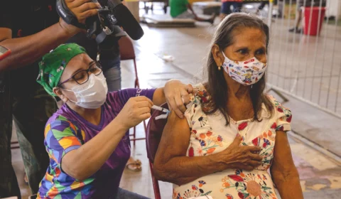 Covid-19: mais de 1,5 milhão de pessoas ainda não iniciaram o esquema vacinal ou estão com doses atrasadas, em Manaus