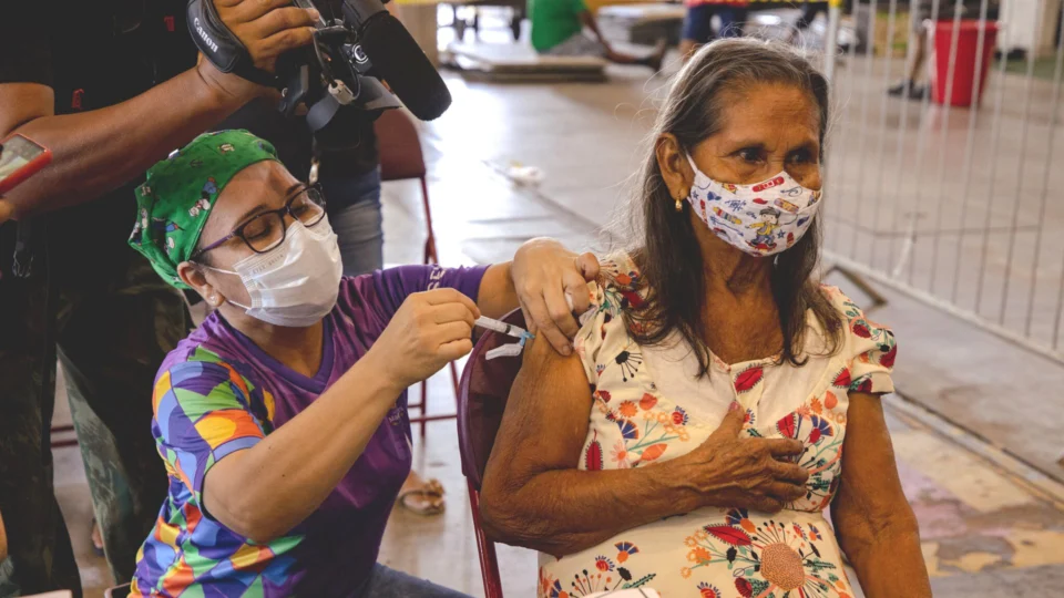 Covid-19: mais de 1,5 milhão de pessoas ainda não iniciaram o esquema vacinal ou estão com doses atrasadas, em Manaus