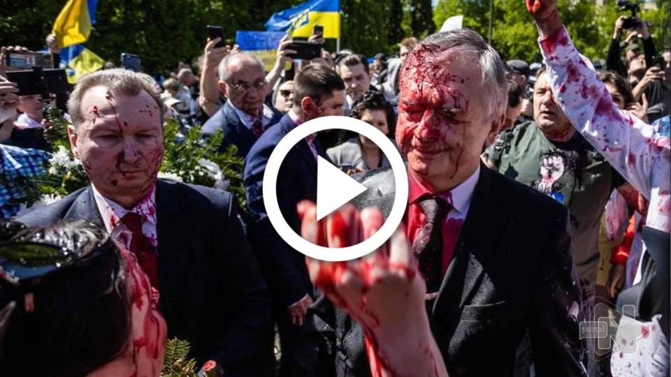 VÍDEO: embaixador russo é atingido por substância vermelha durante ato em Varsóvia, na Polônia