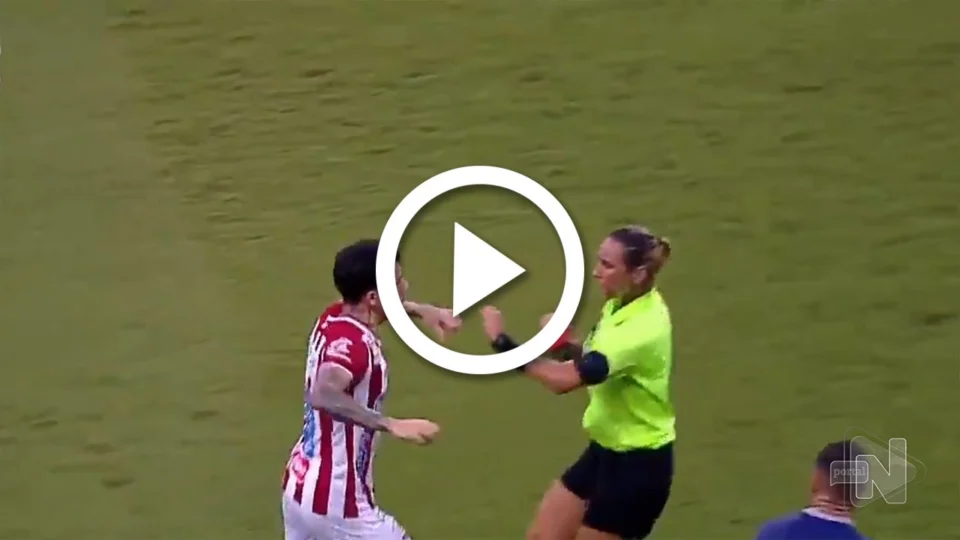VÍDEO: após ser expulso, jogador do Náutico parte pra cima de árbitra em Pernambuco