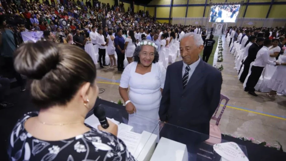 Casamento coletivo formaliza a união civil de mais de 350 casais, em Maués-AM